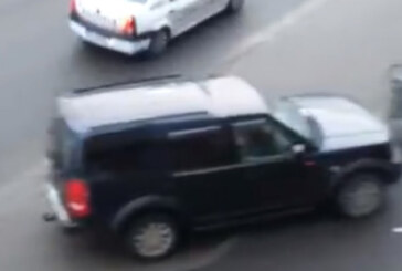 Jeep parcat in statia de autobuz: Reactia politistilor baimareni (VIDEO)