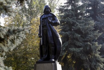 Ucraina: O statuie a lui Lenin a fost transformata intr-un personaj malefic din Razboiul Stelelor