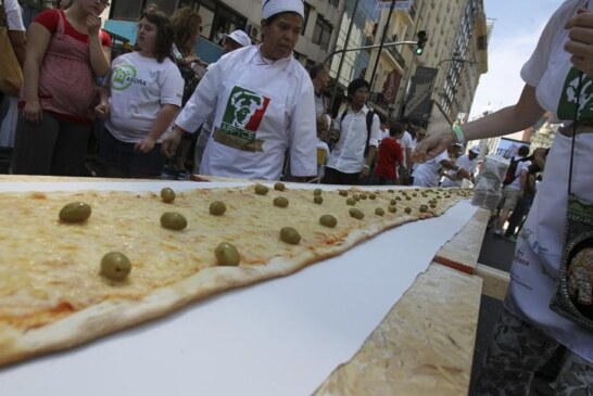 Pizza uriasa pregatita la Buenos Aires pentru a ajuta persoanele cu sindromul Down