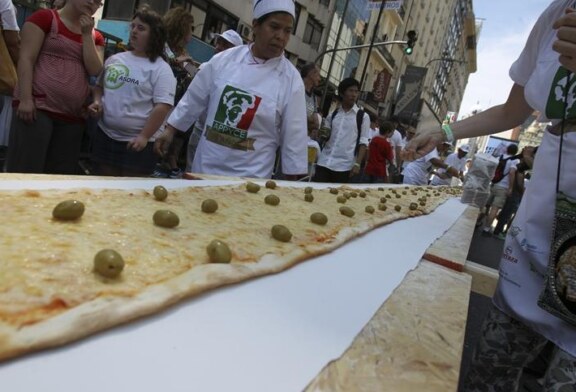 Pizza uriasa pregatita la Buenos Aires pentru a ajuta persoanele cu sindromul Down