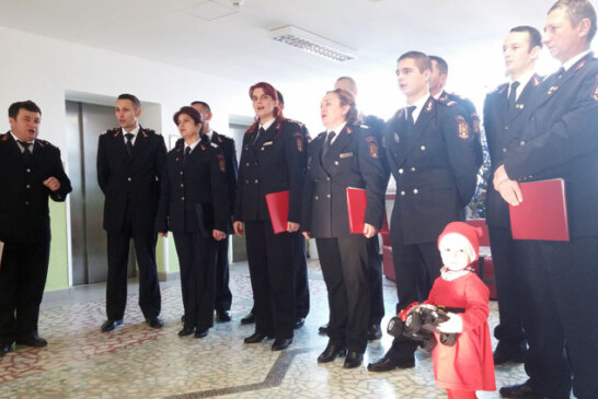 Copiii internati la Spitalul Judetean Baia Mare, colindati de corul ISU Maramures