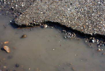 (FOTO)Baia Mare: Apar craterele pe soselele din cartiere. Groapa de pe strada Carausilor este vedeta saptamanii