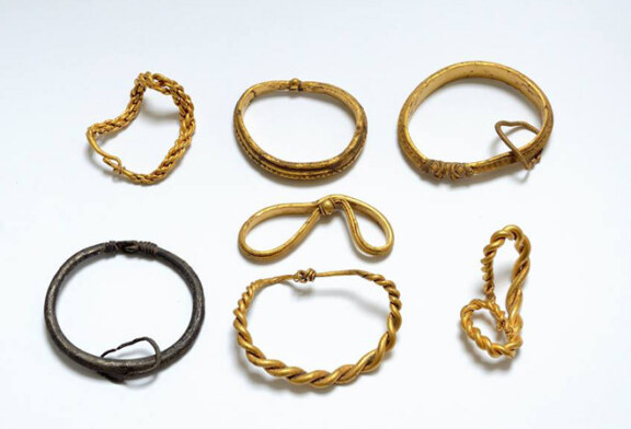 Cea mai mare colectie de obiecte de aur din epoca vikingilor, descoperita in Danemarca