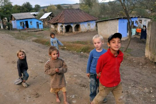 Mai mult de o treime din populatia Romaniei se afla in saracie, in 2015; situatia mai grava este la copii