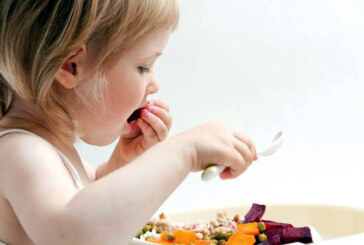 Copiii sub 5 ani sunt expusi riscului de inec daca parintii nu le taie alimentele in bucati mici