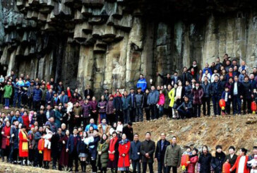 Peste 500 de membri ai aceleiasi familii din China s-au reunit pentru o rara fotografie de grup