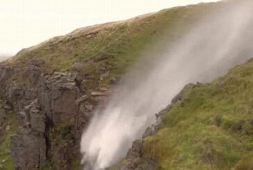 Fenomen inedit in Marea Britanie: Sensul de curgere al unei cascade, inversat de vantul puternic adus de furtuna Ophelia