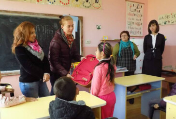 13 ghiozdane oferite pentru elevii romi din Salsig