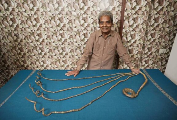 Barbatul cu cele mai lungi unghii din lume si le-a taiat si le-a expus la muzeu