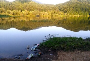 (FOTO) Frumosul Baraj Firiza, plin de gunoaie si resturi menajere. Autoritatile locale asista nepasatoare la poluarea lacului