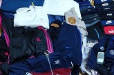 Articole de îmbrăcăminte confiscate de polițiștii din Baia Mare