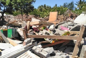 Indonezia: Trei turisti si-au pierdut viata si alte zeci de persoane au fost ranite dupa o alunecare de teren declansata de un cutremur