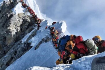 Numarul alpinistilor care au murit pe Everest, in sezonul de primavara, a crescut la trei