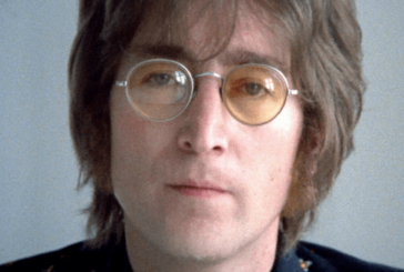 O pereche de ochelari de soare ai cantaretului John Lennon, vanduta cu 137.500 de lire sterline