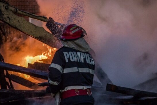 Noapte cu incendii în Maramureș. Focul a distrus acoperișul unei case din Tăuții Măgherăuș