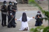 Imaginea zilei: O călugăriță se roagă de militarii din Myanmar sa nu tragă în protestatari