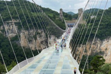 VIDEO – Turiştii chinezi au la dispoziţie cea mai înaltă platformă de bungee jumping din lume