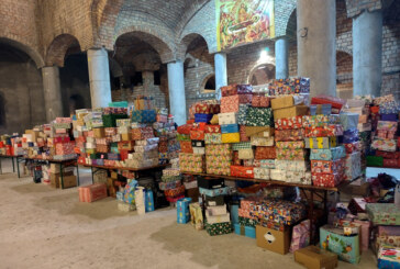 „Cadoul din cutia de pantofi”, o acțiune a Episcopiei Maramureșului și Sătmarului: Aproximativ 1.500 de pachete strânse pentru copiii din familiile defavorizate (FOTO)