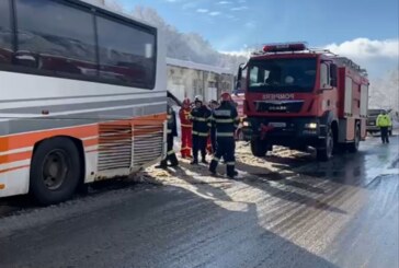 APROAPE DE TRAGEDIE – Autocar în care erau 25 de copii, cuprins de flăcări la Cavnic (FOTO)