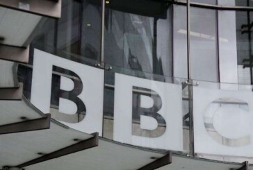 Guvernul britanic îngheaţă taxa radio-tv pentru BBC