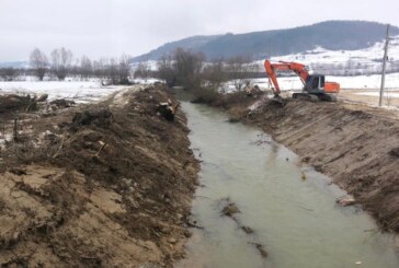 Râu decolmatat în Târgu Lăpuș. Vezi motivul