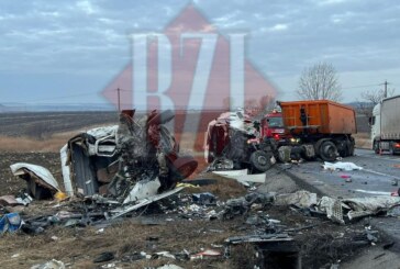 ACTUALIZARE COD ROȘU – 7 persoane au murit după ce un camion, un autoturism și o ambulanță s-au ciocnit