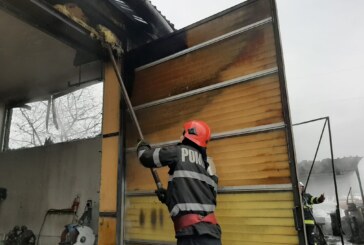 FOTO – Incendiu la un service auto din Baia Mare