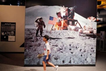 Fotografia originală cu Buzz Aldrin păşind pe Lună, vândută cu 7.700 de dolari la o licitaţie