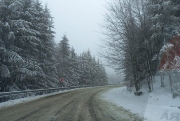 ÎN TRAFIC – Zăpadă pe Cavnic. Probleme pentru mai mulți șoferi (FOTO)