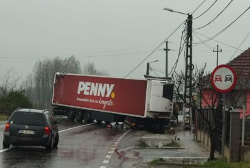 PROBLEME – Trafic blocat la Săbișa din cauza unui camion
