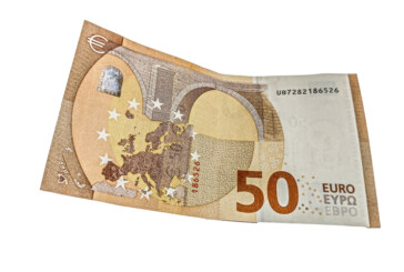 Euro a scăzut la un nou minim al ultimilor doi ani