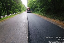 LUCRĂRI OBLIGATORII – Singurul drum național din județ pe care se toarnă acum asfalt