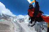 Un sud-african a realizat primul zbor legal cu parapanta din vârful muntelui Everest