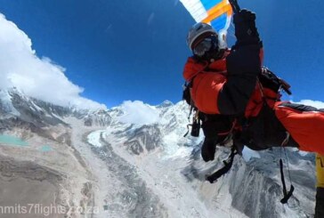 Un sud-african a realizat primul zbor legal cu parapanta din vârful muntelui Everest