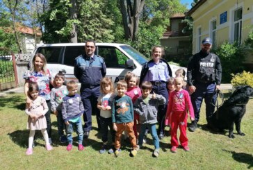 INEDIT – Polițiștii, în mijlocul copiilor de la Grădinița 13 Baia Mare