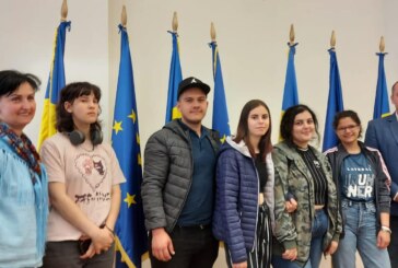 La inițiativa Fundației Hope and Homes for Children România: Grup de tineri din Casa de Tip Familial Hollosi Simon din Baia Mare, vizită la CJ