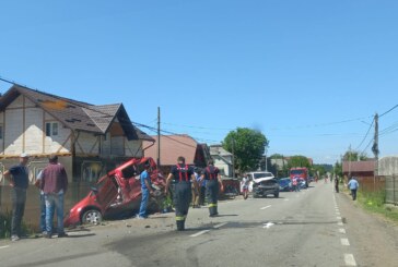 FOTO – Două mașini făcute praf la Săcel. Ce s-a întamplat