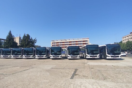 Autobuzele hybrid care vor circula pe linia 8, expuse în Piața Revoluției din Baia Mare