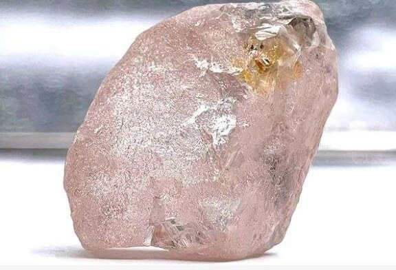 Angola: A fost descoperit un diamant roz, considerat cel mai mare extras în ultimii 300 de ani