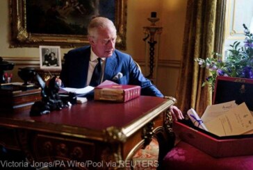Prima fotografie ce îl prezintă pe regele Charles al III-lea alături de celebra cutie roşie, publicată de Palatul Buckingham