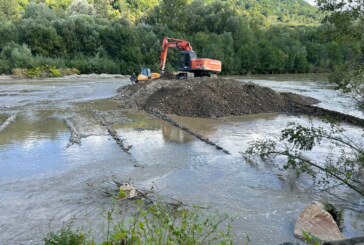 Au fost finalizate lucrările de decolmatare a râului Vișeu, în comuna Bistra