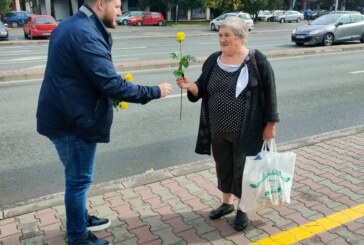 ÎN SEMN DE APRECIERE – Consilierii locali Gheorghe Bărbuș și Ovidiu Crăciun au oferit o floare seniorilor orașului