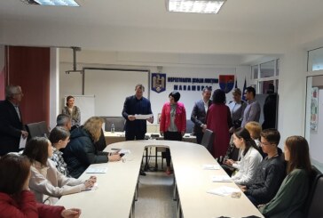 Elevii de 10 din Maramureș, premiați cu bani și diplome la sediul ISJ