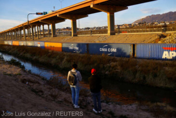 Migranţii denunţă un nou zid de containere la frontiera dintre SUA şi Mexic