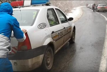 ROMANIA REALĂ – Au furat mașina de poliție de sub nasul agenților