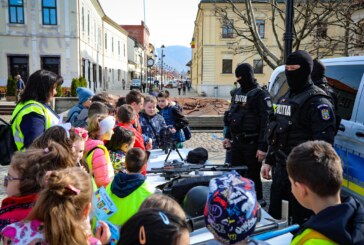 Polițiștii maramureșeni în mijlocul copiilor de Ziua Poliției Române (FOTO)