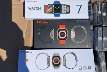 Ceasuri inteligente contrafăcute reținute de inspectorii vamali. Veneau din China
