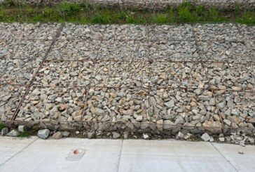 INCREDIBIL – Au furat plasele care susțin pietrele în zona podurilor de pe un drum expres