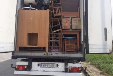 OPRITE LA PETEA – Aproape 10 tone de mobilier și haine uzate trebuiau să ajungă în Maramureș
