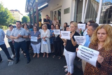AZI – Angajații Casei de Asigurări de Sănătate Maramureș, protest în stradă. Salariile mici – marea problemă